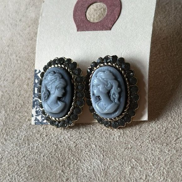 Vintage Cameo Stud Earrings! - Picture 4 of 5